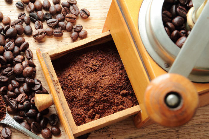 コーヒー豆を挽く